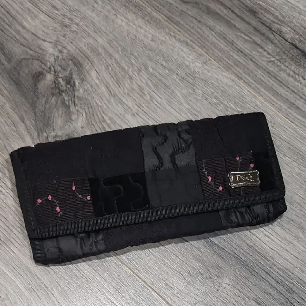DSQ Quilted Velvet Corduroy Nylon Black W/Pink Roses Wallet
